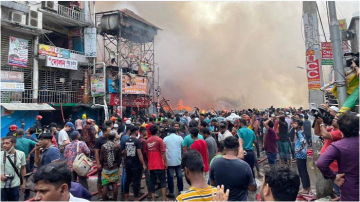 বঙ্গবাজারে ভয়াবহ আগুন নিয়ন্ত্রণে কাজ করছে সেনা, নৌ ও বিমান বাহিনীর দল